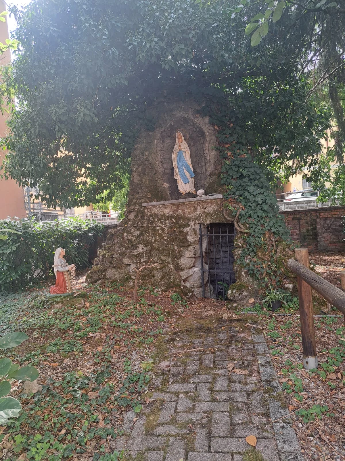 Un angolo del giardino della scuola
