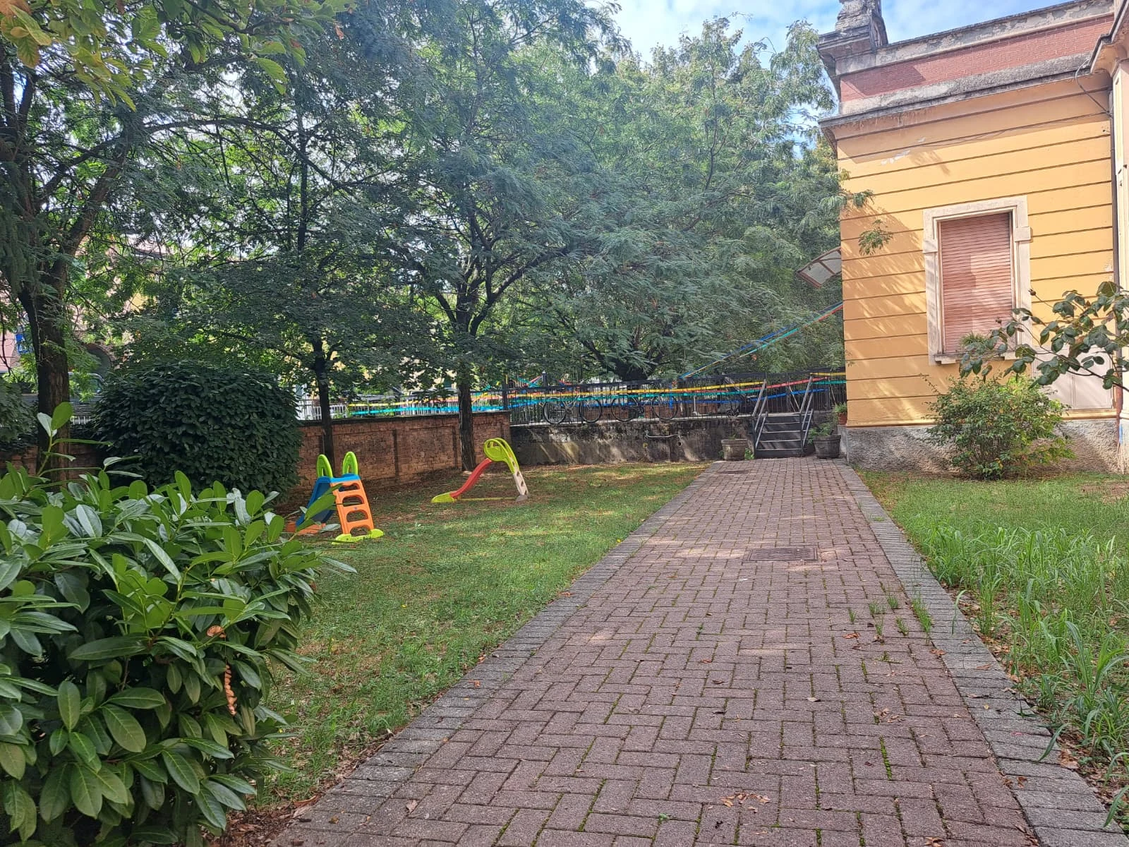 Il vialetto e il giardino della scuola