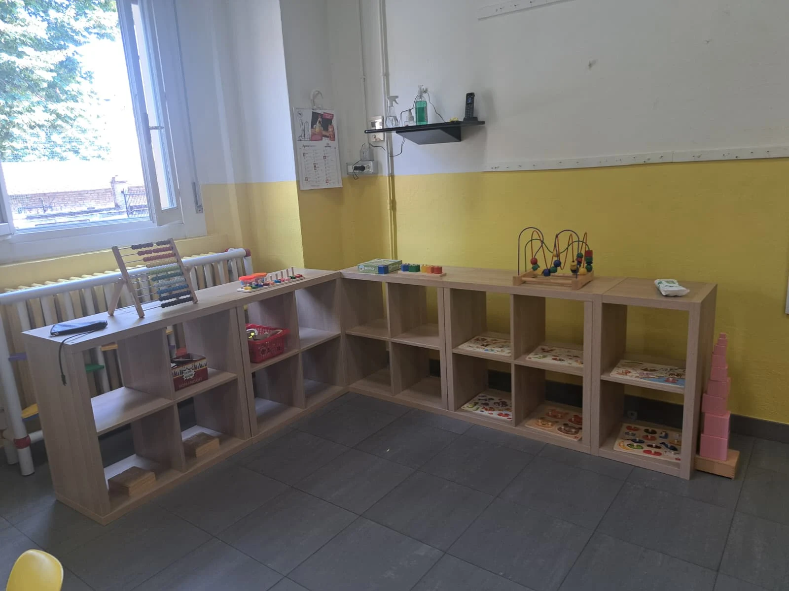 Scaffali con materiali a disposizione dei bambini